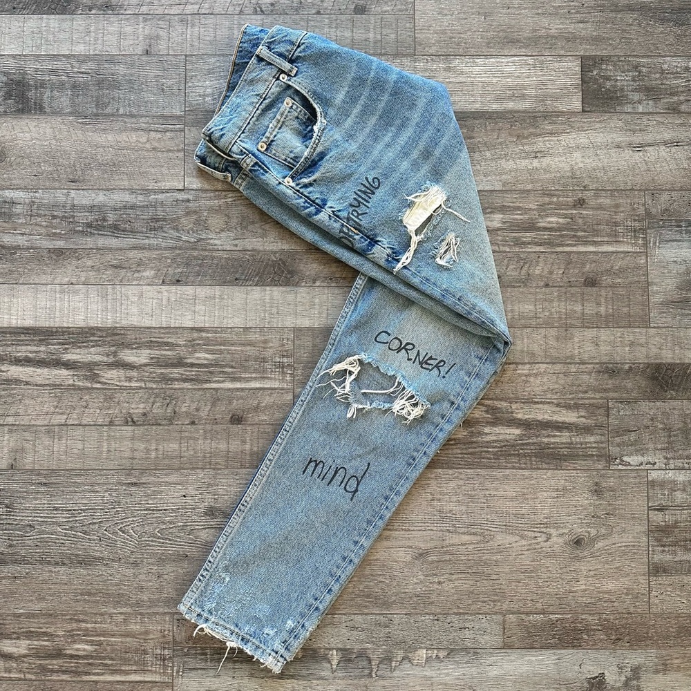 Distressed blue Jeans with graffiti details